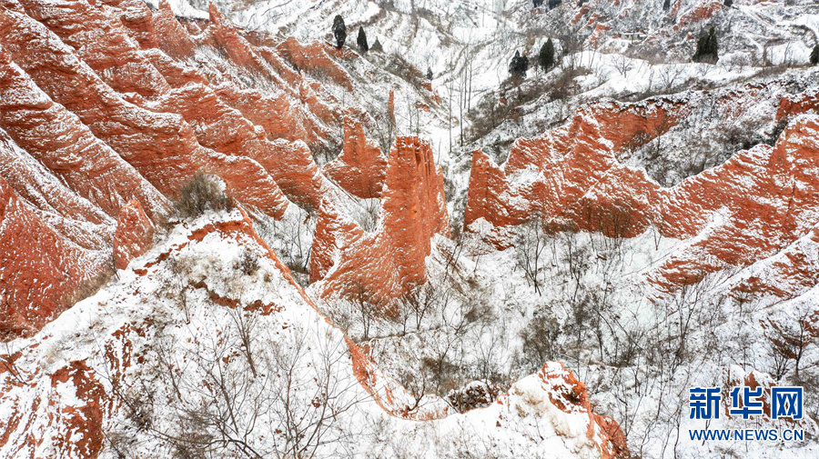 河南三门峡：红石映雪如画屏