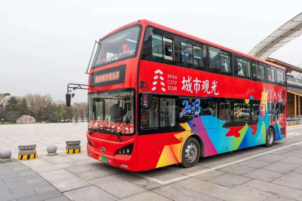 西安城市观光车新春主题“长安瑞兔号”首发