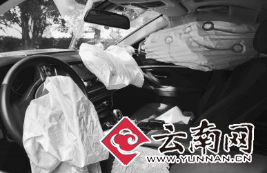 云南昆明一女子怀疑老公有小三 开着宝马撞警车(图)