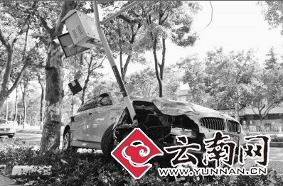 云南昆明一女子怀疑老公有小三 开着宝马撞警车(图)