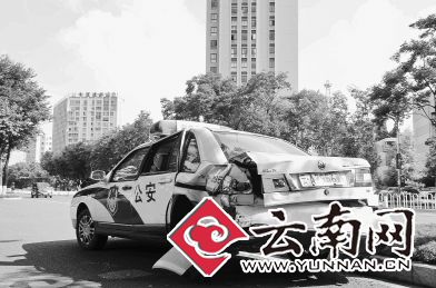 云南昆明一女子怀疑老公有小三 开着宝马撞警车(图)
