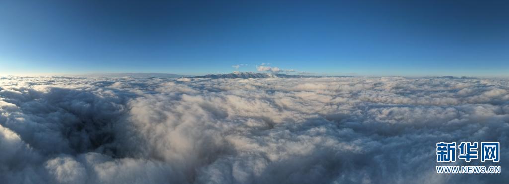 云南大理上空现绝美云海 云海之上雪落苍山