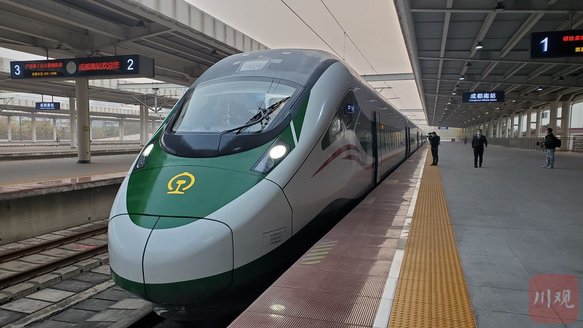 （转载）新成昆铁路试跑 新型“复兴号”首次亮相