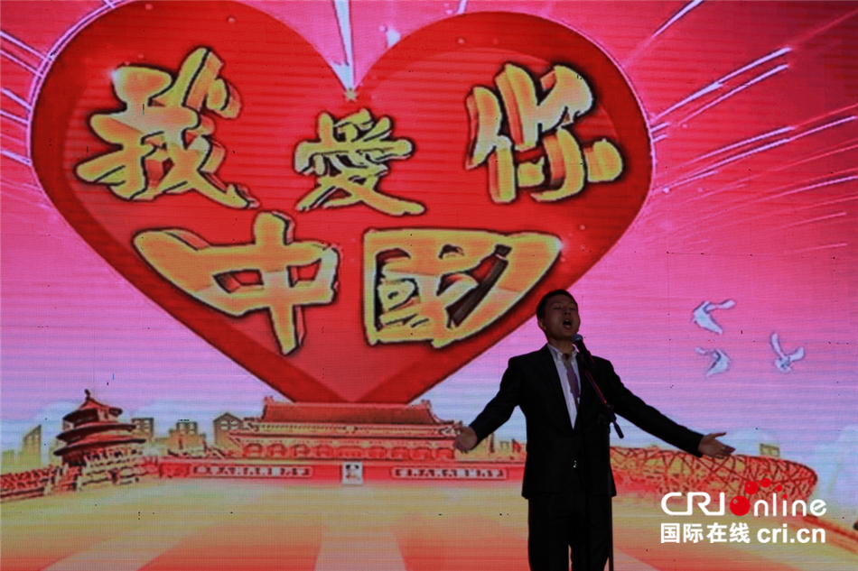 图片默认标题_fororder_3，独唱《我爱你 中国》。（王新俊 摄）
