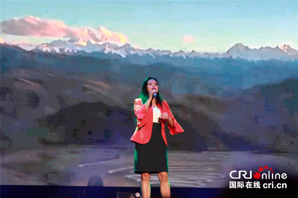 图片默认标题_fororder_7，女声独唱《天籁之爱》。 （王新俊 摄） 