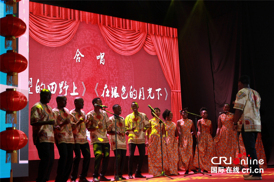 图片默认标题_fororder_5，合唱《在希望的田野上》等。（王新俊 摄）