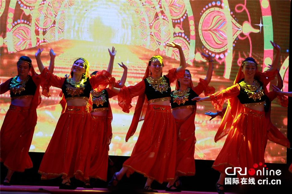 图片默认标题_fororder_6，新疆舞《欢乐地跳吧》。 （王新俊 摄）
