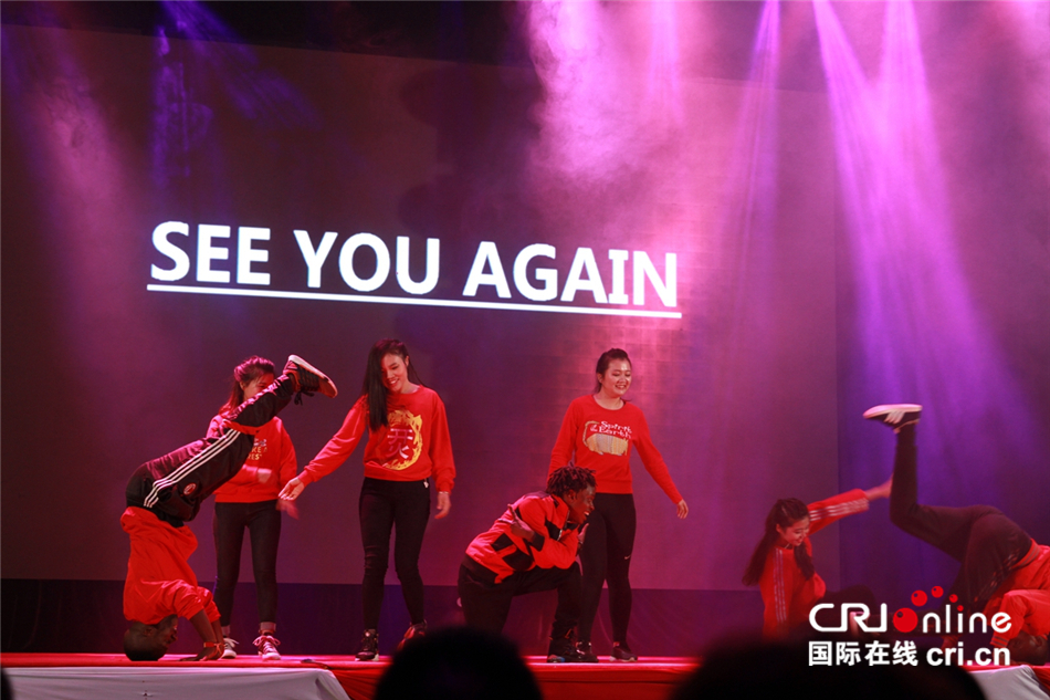 图片默认标题_fororder_9，街舞《发型不要乱》。 （王新俊 摄）