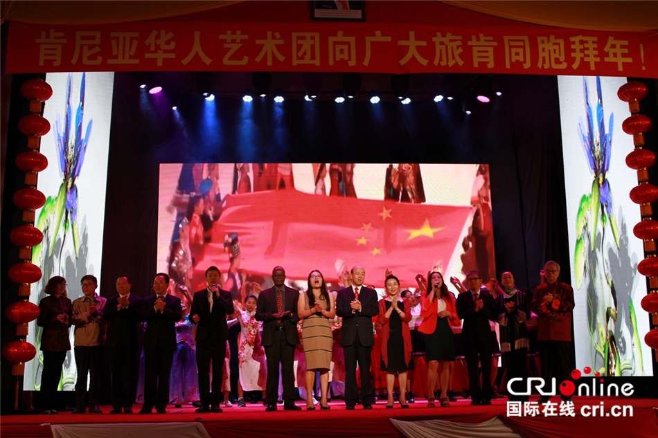 图片默认标题_fororder_18，嘉宾与演员同唱《爱我中华》。 （王新俊 摄）