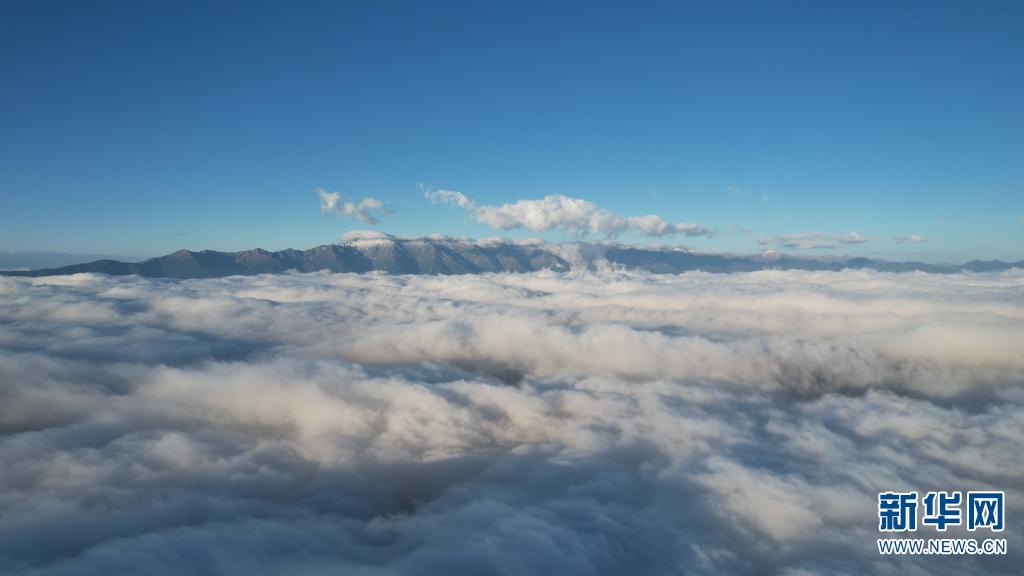 云南大理上空现绝美云海 云海之上雪落苍山