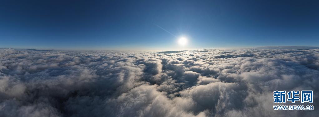 云南大理上空现绝美云海 云海之上雪落苍山