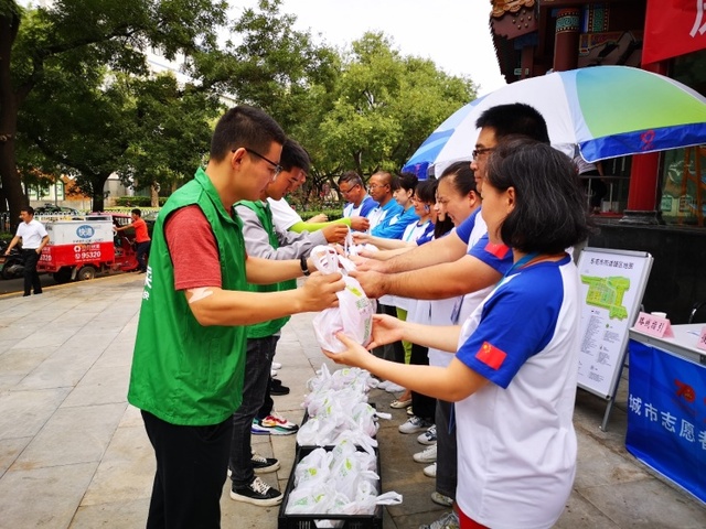 迎大庆志愿者在行动 美团买菜助力东城区东花市街道做好城市志愿服务