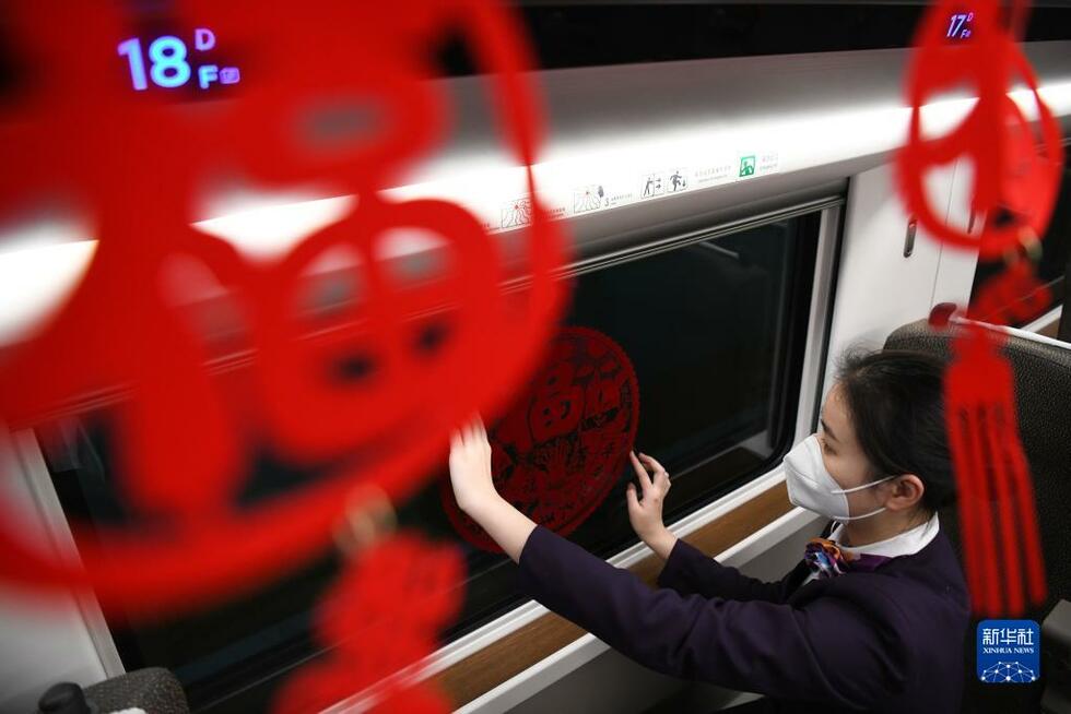 【聚焦上海-焦点图】奔向团圆的“夜间高铁”：载着温暖与期盼_fororder_1