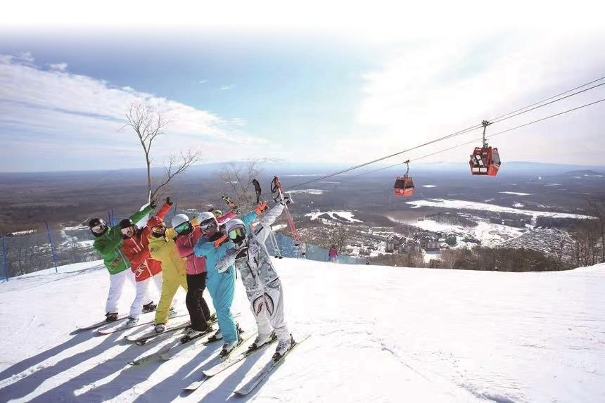 吉林市：滑雪天堂 燃情热“雪”_fororder_吉林市拥有两大著名雪场，众多雪友前来打卡。 本版图片由江城日报社提供