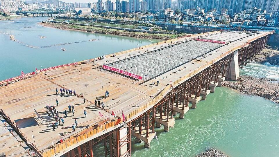 南平建瓯三江口大桥主桥钢箱梁正式合龙