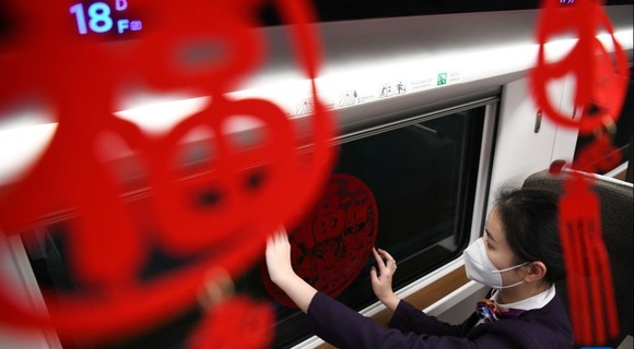 【聚焦上海-焦点图】奔向团圆的“夜间高铁”：载着温暖与期盼