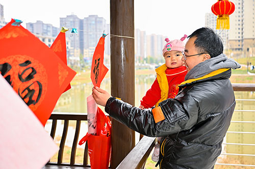 新春走基层 | 快快乐乐过新年 自贡荣县开启春节群众文化系列活动_fororder_6市民领取新春福字（摄影-廖志全）