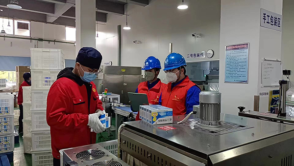 国网四川电力全力保障疫情防控重点用户可靠用电_fororder_“电管家”工作人员在药品生产车间开展走访和线路，设备巡视检查--摄影---张会容