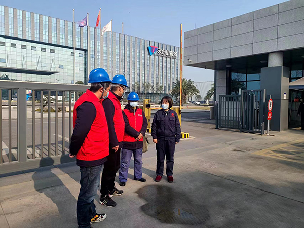 国网四川电力全力保障疫情防控重点用户可靠用电_fororder_供电公司药品供应保障专班工作人员上门服务天台山制药有限公司-摄影--谢佩佩