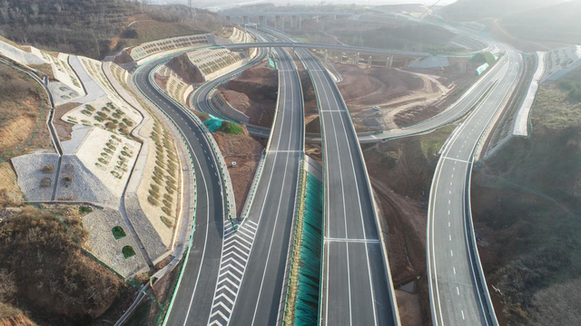 中铁上海工程局四公司参建的新伊高速建成通车