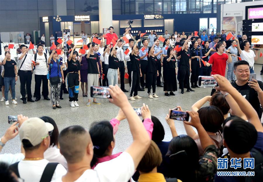 上海：车站“快闪” 歌唱祖国