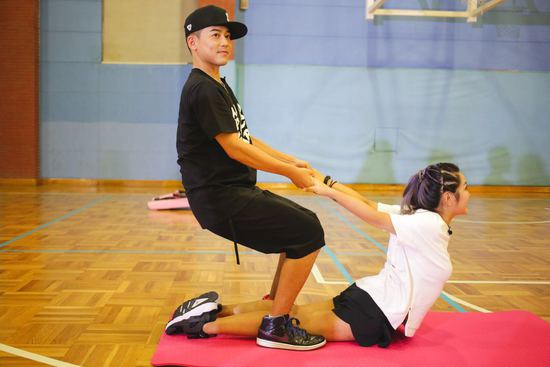 二人在健身房进行了体能训练,在训练中何洁和苏醒挑战了双人瑜伽,柔韧