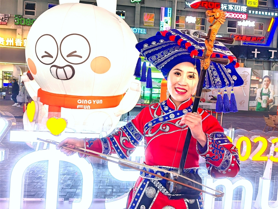 Chinese National Folk Music Performance Presented at an Internet-famous Nighttime Consumption Market in Guizhou, Guiyang Province_fororder_圖片4