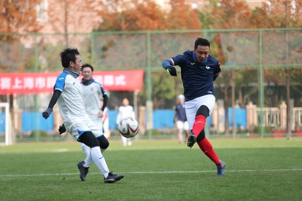 【圖説上海】上海市民足球節頒發特別版“大力神盃”