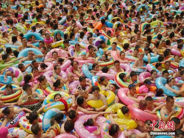 四川游客戏水避暑 挤满泳池密密麻麻(组图)