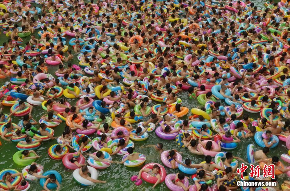 四川游客戏水避暑 挤满泳池密密麻麻(组图)