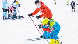 绿葱坡滑雪场一年比一年火爆 湖北巴东冰雪经济“热”起来