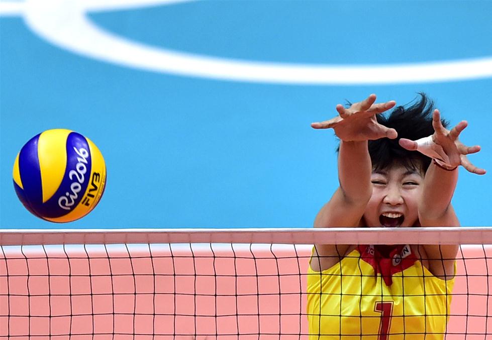 女排小组赛：中国队不敌美国队