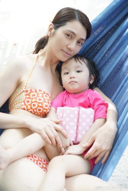 45岁洪欣与嫩夫女儿幸福度假 素颜穿泳装美上天_娱乐_腾讯网