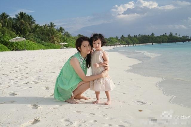 45岁洪欣与嫩夫女儿幸福度假 素颜穿泳装美上天