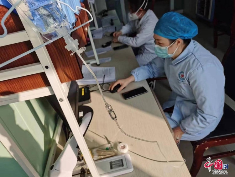 （转载）达川区人民医院最“拼”的护士长：左手输液右手工作
