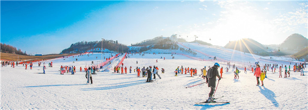 綠蔥坡滑雪場一年比一年火爆 湖北巴東冰雪經濟“熱”起來_fororder_01
