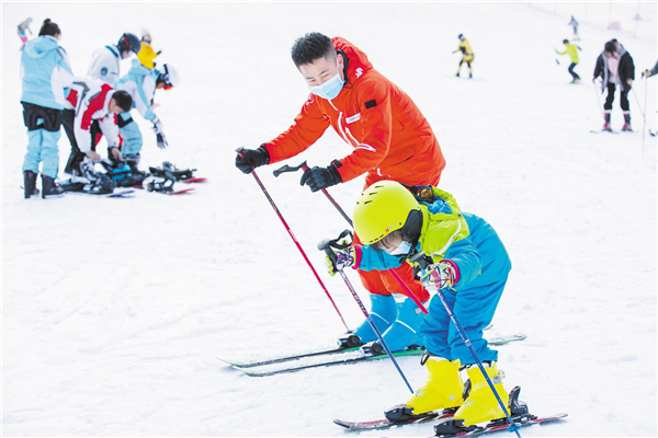 綠蔥坡滑雪場一年比一年火爆 湖北巴東冰雪經濟“熱”起來_fororder_03