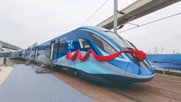 “长客造”全球首列氢能源市域列车亮相成都