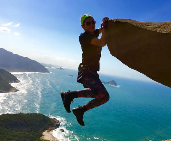 Selina悬空挂在峭壁上，看得人心惊胆战