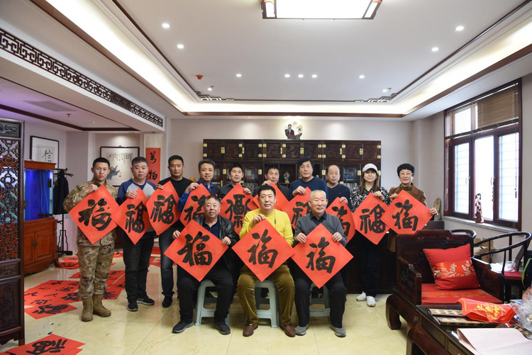 滄州南大港産業園區:翰墨飄香暖人心 楹聯添福寄新春_fororder_圖片2
