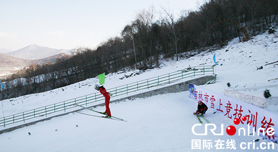 圖片默認標題_fororder_550圖二：接受跳臺滑雪訓練的運動員。李鵬 攝影