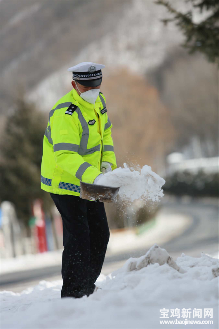 （转载）【新春走基层】宝鸡交警：春节我在岗 守护在路上
