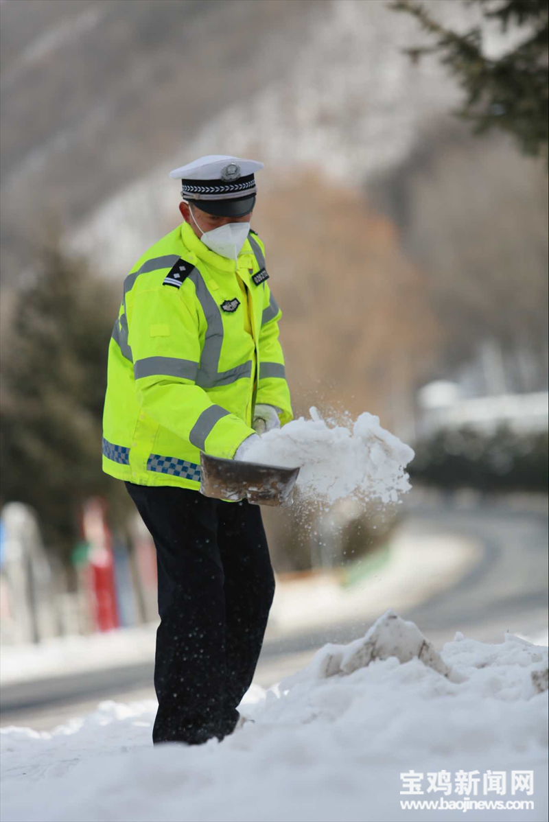 （转载）【新春走基层】宝鸡交警：春节我在岗 守护在路上