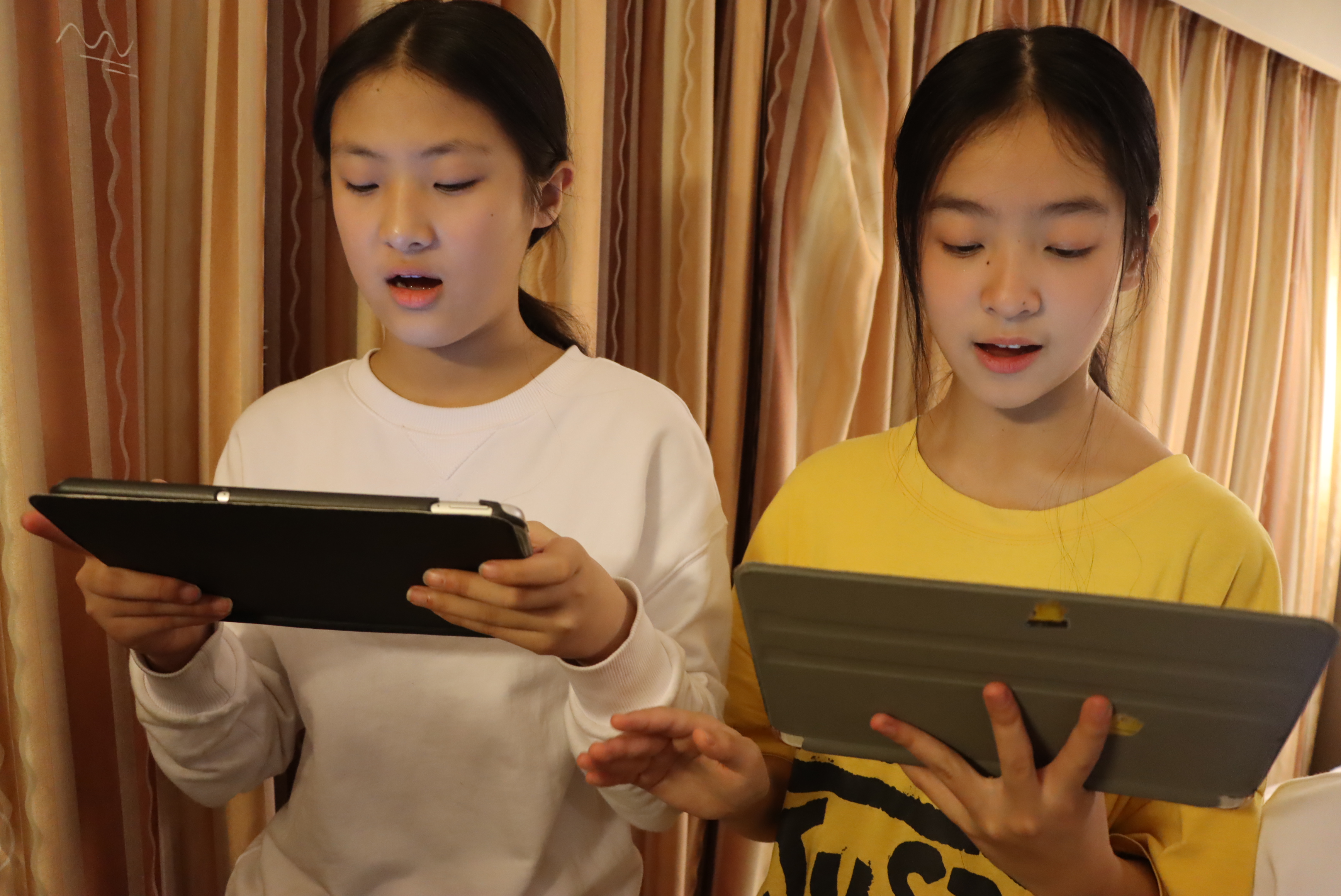 馬蘭花兒童聲合唱團：大山裏的“花兒” 綻放春晚舞臺_fororder_馬蘭花兒童聲合唱團隊員排練中。供圖 阜平縣委宣傳部