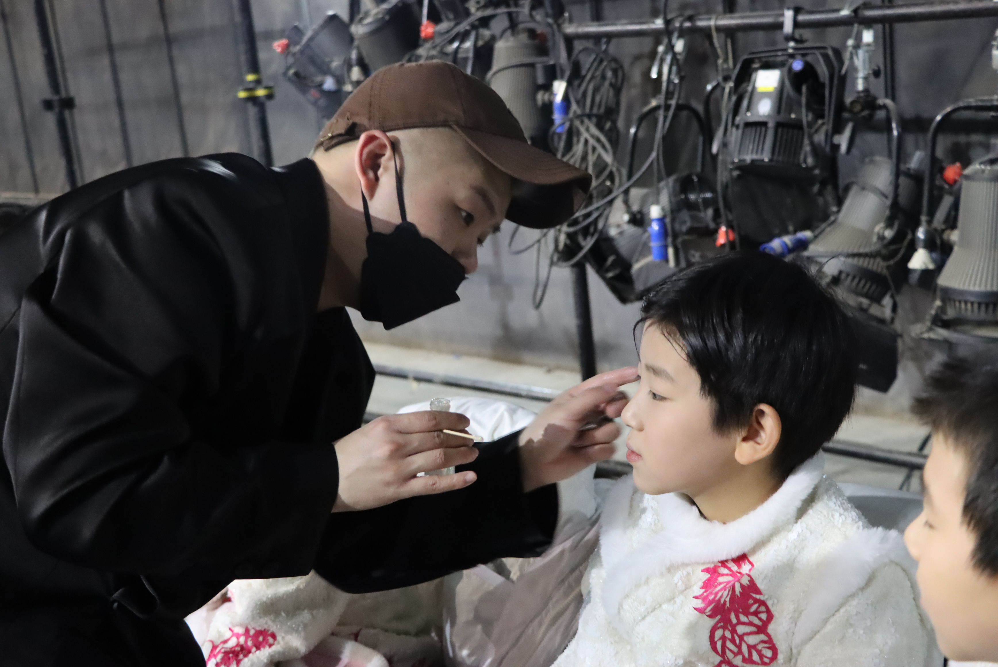 馬蘭花兒童聲合唱團：大山裏的“花兒” 綻放春晚舞臺_fororder_化粧師為孩子們化粧。 供圖 阜平縣委宣傳部