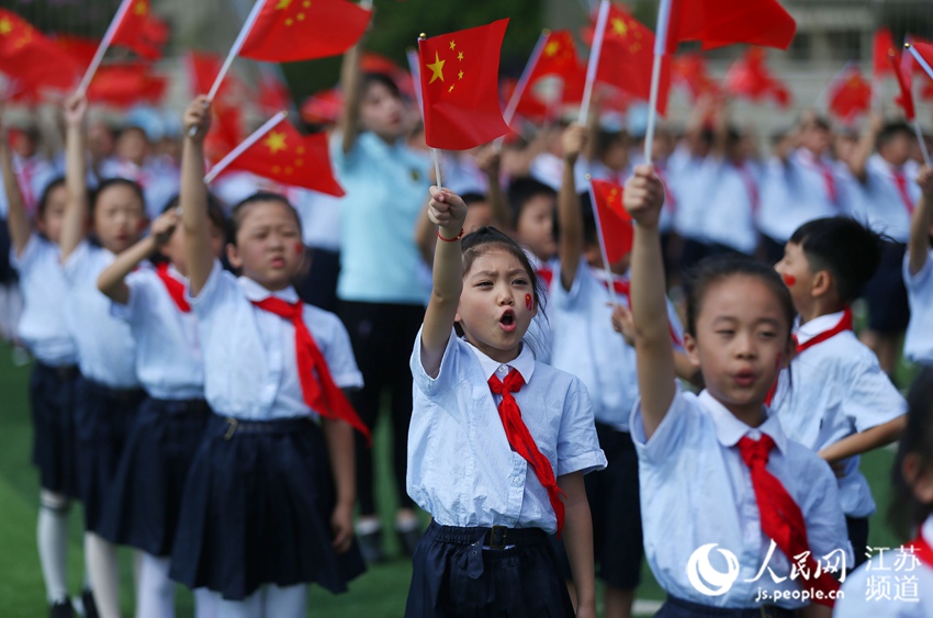扬州民众高唱国歌 为祖国母亲送上生日祝福