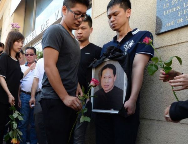 外媒:旅法华人遭殴打致死 千人哀悼吁政府强化安保