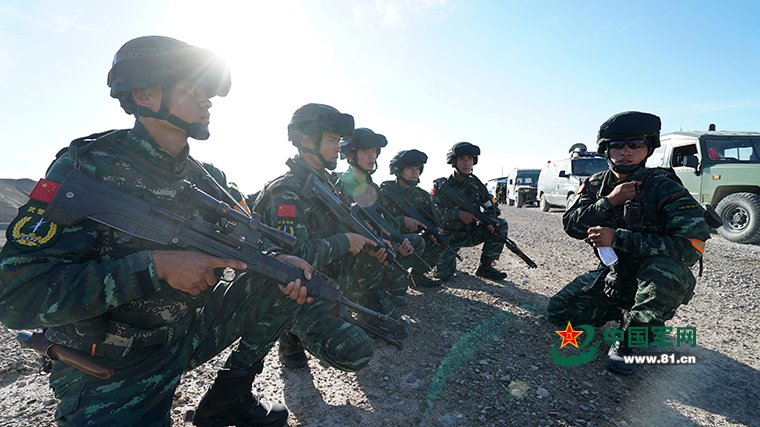 武警部队在新疆举行“卫士－16·昆仑”反恐演习