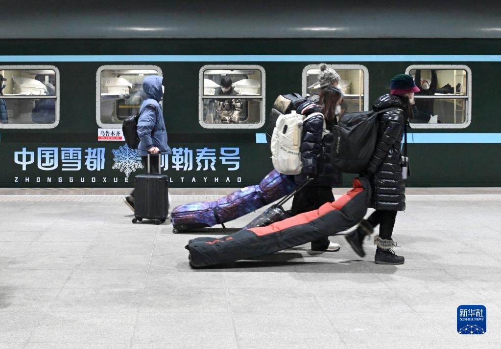 新疆開行“中國雪都·阿勒泰號”冰雪遊旅客列車