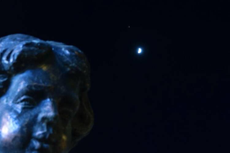 上弦月与明亮木星浪漫“同框”_fororder_微信图片_20221230085331